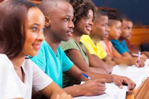 Jeunes étudiants en salle