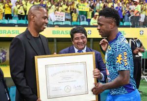 Vinicius Jr avec son certificat sur ses origines camerounaises