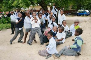 enfants dans une cour d’école