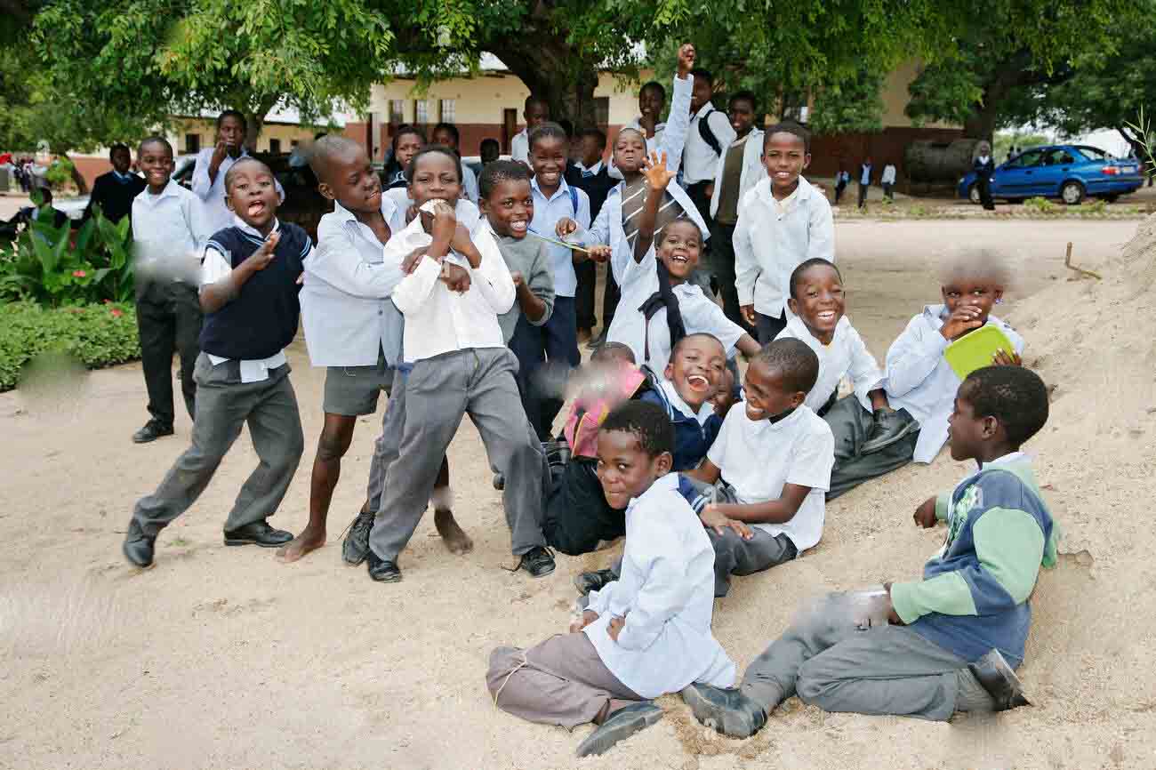 enfants dans une cour d’école