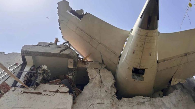 Un seul survivant et 242 morts après un grave crash aérien en Inde