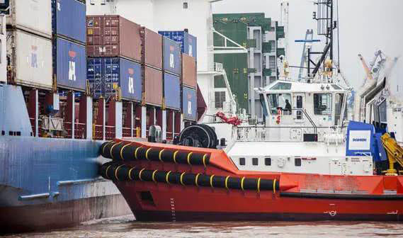 bateaux au port de Douala